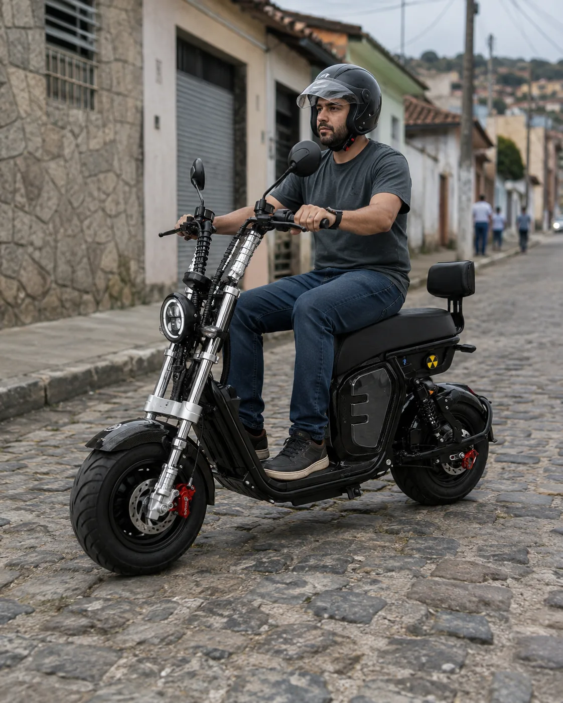 Homem pilotando a VYA E-Hardy Carbono sobre uma rua de paralelepípedo