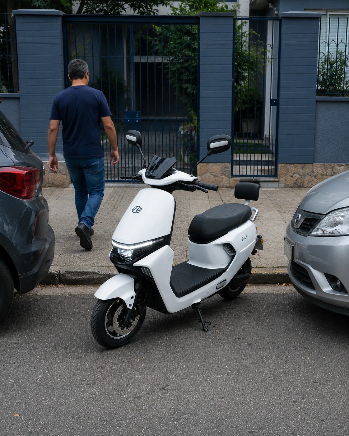 VYA Fly branca estacionada no espaço entre dois carros na rua