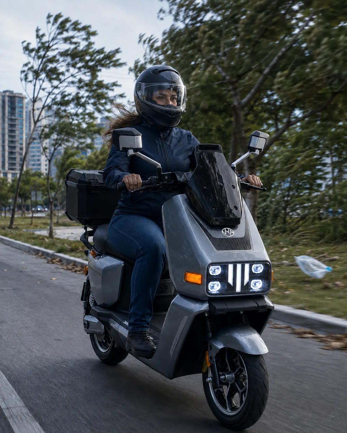 Mulher pilotando a VYA GT numa avenida arborizada, protegida atrás do para-brisa